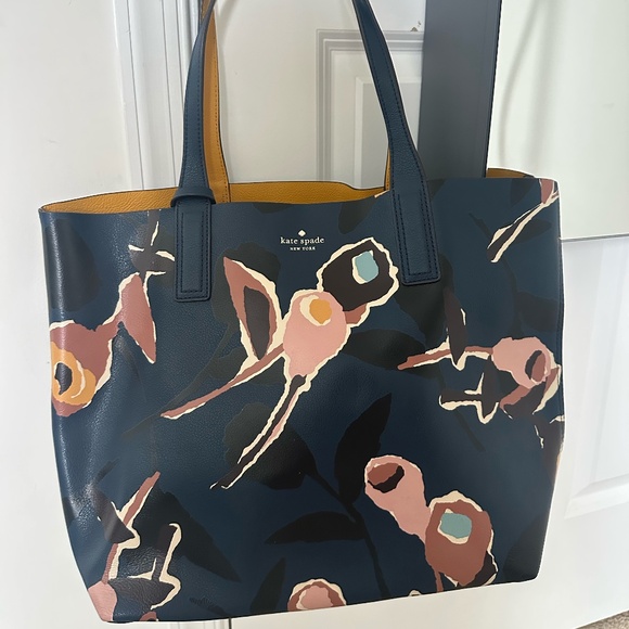 Kate Spade Arch Paper Rose Reversible Leather Tote - Picture 4 of 4